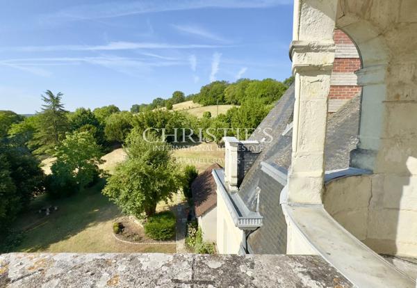 Château de caractère de 8 chambres avec potentiel d’aménagement, dans un environnement paisible près de Châtellerault