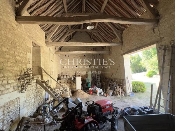 Château de caractère de 8 chambres avec potentiel d’aménagement, dans un environnement paisible près de Châtellerault
