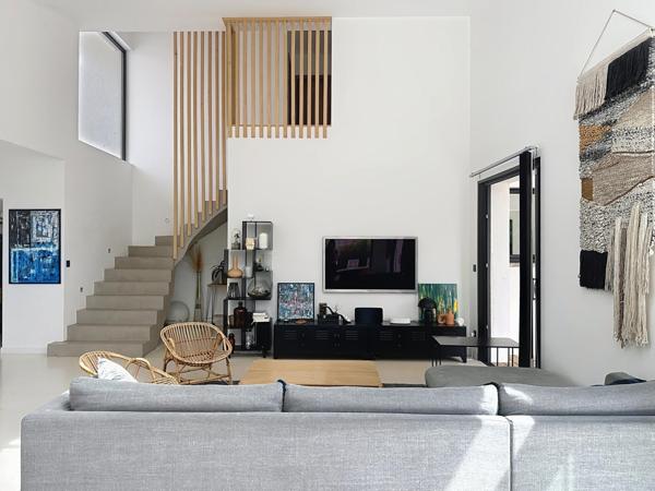 A vendre : Villa d’architecte à deux pas des plages – Aperçu mer, piscine & toit-terrasse