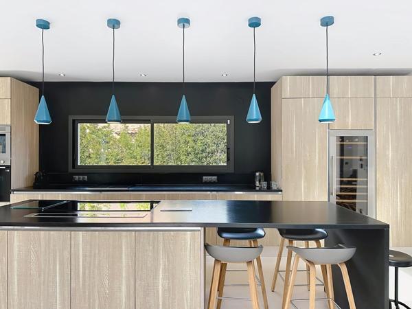 A vendre : Villa d’architecte à deux pas des plages – Aperçu mer, piscine & toit-terrasse