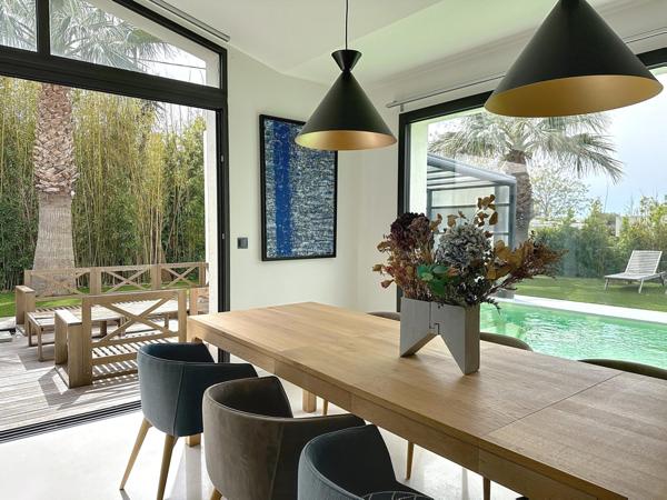 A vendre : Villa d’architecte à deux pas des plages – Aperçu mer, piscine & toit-terrasse