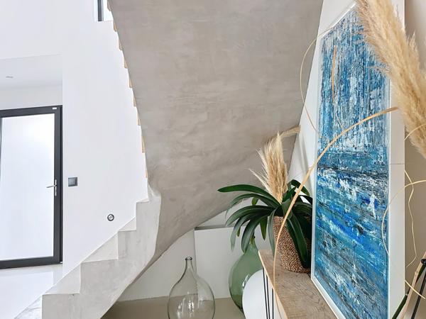 A vendre : Villa d’architecte à deux pas des plages – Aperçu mer, piscine & toit-terrasse