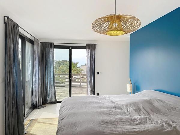 A vendre : Villa d’architecte à deux pas des plages – Aperçu mer, piscine & toit-terrasse