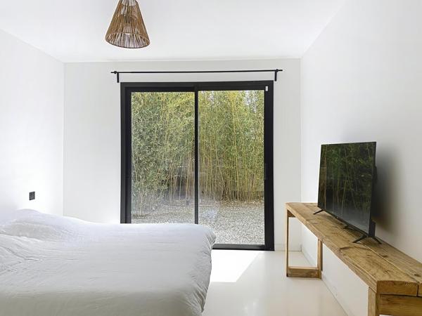 A vendre : Villa d’architecte à deux pas des plages – Aperçu mer, piscine & toit-terrasse