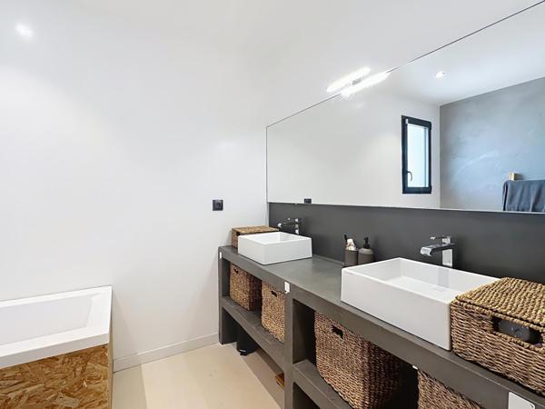 A vendre : Villa d’architecte à deux pas des plages – Aperçu mer, piscine & toit-terrasse