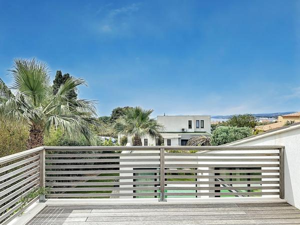 A vendre : Villa d’architecte à deux pas des plages – Aperçu mer, piscine & toit-terrasse