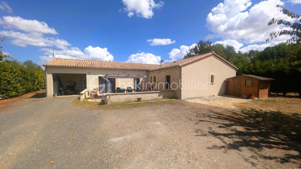 À VENDRE — Pavillon de plain-pied de 150 m² — Augé (79400)
Terrain d'environ 1 600 m² — Construction 2013 —

Pavillon de plain-pied, construction récente (2013) environ 150 m² habitables
Grande pièce de vie lumineuse
Cuisine équipée + arrière-cuisine/buanderie
5 chambres
Chauffage : insert bois + radiateurs électriques
Assainissement collectif (tout-à-l'égout)
Terrain d'environ 1 600 m²


Environnement économique
Saint-Maixent-l'École (collège, lycée, commerces, santé, gare SNCF/TER et TGV à 2h de PARIS) — 10 min
Niort, préfecture et principal bassin d'emploi (assurances, zones d'activités, grande distribution, hôpital) — 20 min
Poitiers, accès A10 + gare TGV — 1h05

Loisirs & tourisme
Marais Poitevin — 30-40 min
La Rochelle / Île de Ré — 1h-1h15
Puy du Fou — 1h
Futuroscope (Poitiers) — 1h
Cognac / Angoulême / Rochefort — 1h-1h30
Bordeaux / Île d'Oléron — < 2h


Visite sans tarder