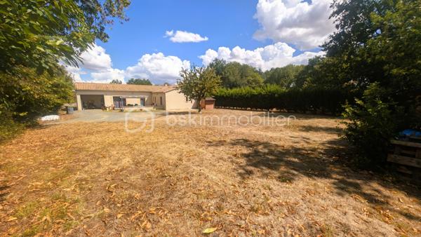 À VENDRE — Pavillon de plain-pied de 150 m² — Augé (79400)
Terrain d'environ 1 600 m² — Construction 2013 —

Pavillon de plain-pied, construction récente (2013) environ 150 m² habitables
Grande pièce de vie lumineuse
Cuisine équipée + arrière-cuisine/buanderie
5 chambres
Chauffage : insert bois + radiateurs électriques
Assainissement collectif (tout-à-l'égout)
Terrain d'environ 1 600 m²


Environnement économique
Saint-Maixent-l'École (collège, lycée, commerces, santé, gare SNCF/TER et TGV à 2h de PARIS) — 10 min
Niort, préfecture et principal bassin d'emploi (assurances, zones d'activités, grande distribution, hôpital) — 20 min
Poitiers, accès A10 + gare TGV — 1h05

Loisirs & tourisme
Marais Poitevin — 30-40 min
La Rochelle / Île de Ré — 1h-1h15
Puy du Fou — 1h
Futuroscope (Poitiers) — 1h
Cognac / Angoulême / Rochefort — 1h-1h30
Bordeaux / Île d'Oléron — < 2h


Visite sans tarder