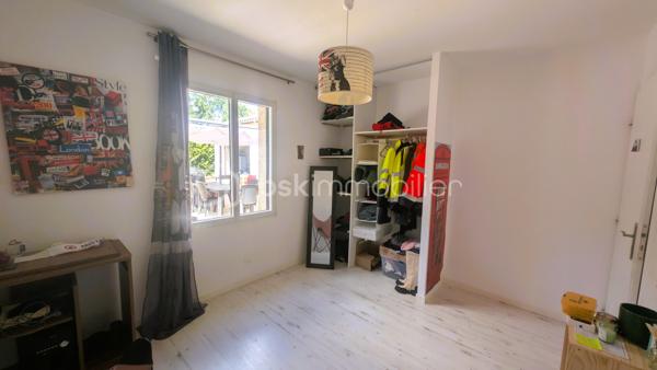 À VENDRE — Pavillon de plain-pied de 150 m² — Augé (79400)
Terrain d'environ 1 600 m² — Construction 2013 —

Pavillon de plain-pied, construction récente (2013) environ 150 m² habitables
Grande pièce de vie lumineuse
Cuisine équipée + arrière-cuisine/buanderie
5 chambres
Chauffage : insert bois + radiateurs électriques
Assainissement collectif (tout-à-l'égout)
Terrain d'environ 1 600 m²


Environnement économique
Saint-Maixent-l'École (collège, lycée, commerces, santé, gare SNCF/TER et TGV à 2h de PARIS) — 10 min
Niort, préfecture et principal bassin d'emploi (assurances, zones d'activités, grande distribution, hôpital) — 20 min
Poitiers, accès A10 + gare TGV — 1h05

Loisirs & tourisme
Marais Poitevin — 30-40 min
La Rochelle / Île de Ré — 1h-1h15
Puy du Fou — 1h
Futuroscope (Poitiers) — 1h
Cognac / Angoulême / Rochefort — 1h-1h30
Bordeaux / Île d'Oléron — < 2h


Visite sans tarder