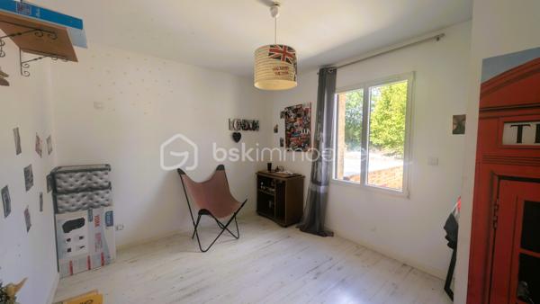 À VENDRE — Pavillon de plain-pied de 150 m² — Augé (79400)
Terrain d'environ 1 600 m² — Construction 2013 —

Pavillon de plain-pied, construction récente (2013) environ 150 m² habitables
Grande pièce de vie lumineuse
Cuisine équipée + arrière-cuisine/buanderie
5 chambres
Chauffage : insert bois + radiateurs électriques
Assainissement collectif (tout-à-l'égout)
Terrain d'environ 1 600 m²


Environnement économique
Saint-Maixent-l'École (collège, lycée, commerces, santé, gare SNCF/TER et TGV à 2h de PARIS) — 10 min
Niort, préfecture et principal bassin d'emploi (assurances, zones d'activités, grande distribution, hôpital) — 20 min
Poitiers, accès A10 + gare TGV — 1h05

Loisirs & tourisme
Marais Poitevin — 30-40 min
La Rochelle / Île de Ré — 1h-1h15
Puy du Fou — 1h
Futuroscope (Poitiers) — 1h
Cognac / Angoulême / Rochefort — 1h-1h30
Bordeaux / Île d'Oléron — < 2h


Visite sans tarder