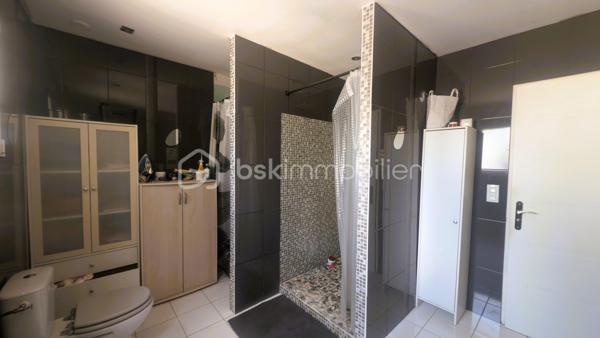 À VENDRE — Pavillon de plain-pied de 150 m² — Augé (79400)
Terrain d'environ 1 600 m² — Construction 2013 —

Pavillon de plain-pied, construction récente (2013) environ 150 m² habitables
Grande pièce de vie lumineuse
Cuisine équipée + arrière-cuisine/buanderie
5 chambres
Chauffage : insert bois + radiateurs électriques
Assainissement collectif (tout-à-l'égout)
Terrain d'environ 1 600 m²


Environnement économique
Saint-Maixent-l'École (collège, lycée, commerces, santé, gare SNCF/TER et TGV à 2h de PARIS) — 10 min
Niort, préfecture et principal bassin d'emploi (assurances, zones d'activités, grande distribution, hôpital) — 20 min
Poitiers, accès A10 + gare TGV — 1h05

Loisirs & tourisme
Marais Poitevin — 30-40 min
La Rochelle / Île de Ré — 1h-1h15
Puy du Fou — 1h
Futuroscope (Poitiers) — 1h
Cognac / Angoulême / Rochefort — 1h-1h30
Bordeaux / Île d'Oléron — < 2h


Visite sans tarder