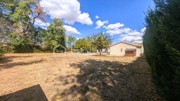 À VENDRE — Pavillon de plain-pied de 150 m² — Augé (79400)
Terrain d'environ 1 600 m² — Construction 2013 —

Pavillon de plain-pied, construction récente (2013) environ 150 m² habitables
Grande pièce de vie lumineuse
Cuisine équipée + arrière-cuisine/buanderie
5 chambres
Chauffage : insert bois + radiateurs électriques
Assainissement collectif (tout-à-l'égout)
Terrain d'environ 1 600 m²


Environnement économique
Saint-Maixent-l'École (collège, lycée, commerces, santé, gare SNCF/TER et TGV à 2h de PARIS) — 10 min
Niort, préfecture et principal bassin d'emploi (assurances, zones d'activités, grande distribution, hôpital) — 20 min
Poitiers, accès A10 + gare TGV — 1h05

Loisirs & tourisme
Marais Poitevin — 30-40 min
La Rochelle / Île de Ré — 1h-1h15
Puy du Fou — 1h
Futuroscope (Poitiers) — 1h
Cognac / Angoulême / Rochefort — 1h-1h30
Bordeaux / Île d'Oléron — < 2h


Visite sans tarder
