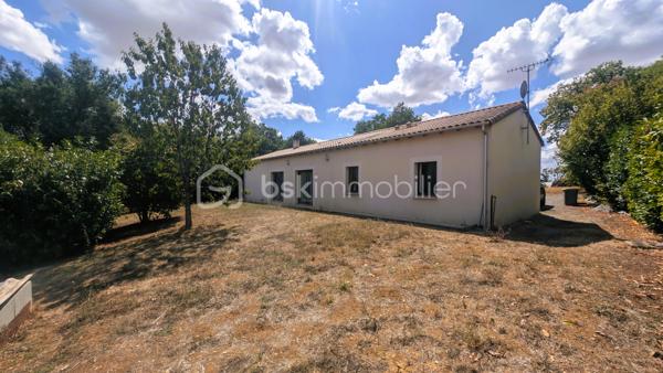 À VENDRE — Pavillon de plain-pied de 150 m² — Augé (79400)
Terrain d'environ 1 600 m² — Construction 2013 —

Pavillon de plain-pied, construction récente (2013) environ 150 m² habitables
Grande pièce de vie lumineuse
Cuisine équipée + arrière-cuisine/buanderie
5 chambres
Chauffage : insert bois + radiateurs électriques
Assainissement collectif (tout-à-l'égout)
Terrain d'environ 1 600 m²


Environnement économique
Saint-Maixent-l'École (collège, lycée, commerces, santé, gare SNCF/TER et TGV à 2h de PARIS) — 10 min
Niort, préfecture et principal bassin d'emploi (assurances, zones d'activités, grande distribution, hôpital) — 20 min
Poitiers, accès A10 + gare TGV — 1h05

Loisirs & tourisme
Marais Poitevin — 30-40 min
La Rochelle / Île de Ré — 1h-1h15
Puy du Fou — 1h
Futuroscope (Poitiers) — 1h
Cognac / Angoulême / Rochefort — 1h-1h30
Bordeaux / Île d'Oléron — < 2h


Visite sans tarder