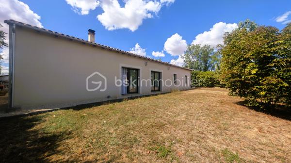 À VENDRE — Pavillon de plain-pied de 150 m² — Augé (79400)
Terrain d'environ 1 600 m² — Construction 2013 —

Pavillon de plain-pied, construction récente (2013) environ 150 m² habitables
Grande pièce de vie lumineuse
Cuisine équipée + arrière-cuisine/buanderie
5 chambres
Chauffage : insert bois + radiateurs électriques
Assainissement collectif (tout-à-l'égout)
Terrain d'environ 1 600 m²


Environnement économique
Saint-Maixent-l'École (collège, lycée, commerces, santé, gare SNCF/TER et TGV à 2h de PARIS) — 10 min
Niort, préfecture et principal bassin d'emploi (assurances, zones d'activités, grande distribution, hôpital) — 20 min
Poitiers, accès A10 + gare TGV — 1h05

Loisirs & tourisme
Marais Poitevin — 30-40 min
La Rochelle / Île de Ré — 1h-1h15
Puy du Fou — 1h
Futuroscope (Poitiers) — 1h
Cognac / Angoulême / Rochefort — 1h-1h30
Bordeaux / Île d'Oléron — < 2h


Visite sans tarder