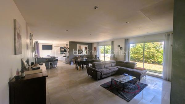 À VENDRE — Pavillon de plain-pied de 150 m² — Augé (79400)
Terrain d'environ 1 600 m² — Construction 2013 —

Pavillon de plain-pied, construction récente (2013) environ 150 m² habitables
Grande pièce de vie lumineuse
Cuisine équipée + arrière-cuisine/buanderie
5 chambres
Chauffage : insert bois + radiateurs électriques
Assainissement collectif (tout-à-l'égout)
Terrain d'environ 1 600 m²


Environnement économique
Saint-Maixent-l'École (collège, lycée, commerces, santé, gare SNCF/TER et TGV à 2h de PARIS) — 10 min
Niort, préfecture et principal bassin d'emploi (assurances, zones d'activités, grande distribution, hôpital) — 20 min
Poitiers, accès A10 + gare TGV — 1h05

Loisirs & tourisme
Marais Poitevin — 30-40 min
La Rochelle / Île de Ré — 1h-1h15
Puy du Fou — 1h
Futuroscope (Poitiers) — 1h
Cognac / Angoulême / Rochefort — 1h-1h30
Bordeaux / Île d'Oléron — < 2h


Visite sans tarder