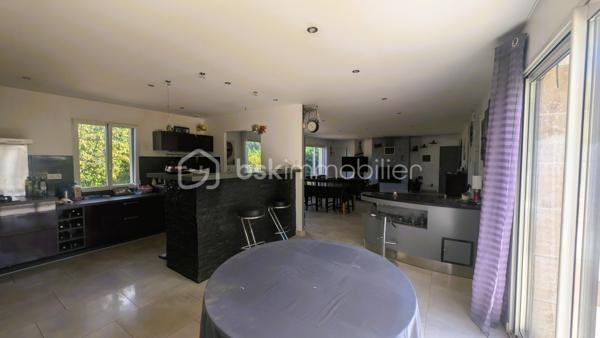 À VENDRE — Pavillon de plain-pied de 150 m² — Augé (79400)
Terrain d'environ 1 600 m² — Construction 2013 —

Pavillon de plain-pied, construction récente (2013) environ 150 m² habitables
Grande pièce de vie lumineuse
Cuisine équipée + arrière-cuisine/buanderie
5 chambres
Chauffage : insert bois + radiateurs électriques
Assainissement collectif (tout-à-l'égout)
Terrain d'environ 1 600 m²


Environnement économique
Saint-Maixent-l'École (collège, lycée, commerces, santé, gare SNCF/TER et TGV à 2h de PARIS) — 10 min
Niort, préfecture et principal bassin d'emploi (assurances, zones d'activités, grande distribution, hôpital) — 20 min
Poitiers, accès A10 + gare TGV — 1h05

Loisirs & tourisme
Marais Poitevin — 30-40 min
La Rochelle / Île de Ré — 1h-1h15
Puy du Fou — 1h
Futuroscope (Poitiers) — 1h
Cognac / Angoulême / Rochefort — 1h-1h30
Bordeaux / Île d'Oléron — < 2h


Visite sans tarder