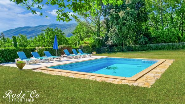 Saignon (84400) À vendre – Bien atypique avec vue imprenable, en pleine nature avec piscine