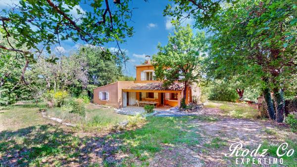 Saignon (84400) À vendre – Bien atypique avec vue imprenable, en pleine nature avec piscine