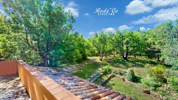 Saignon (84400) À vendre – Bien atypique avec vue imprenable, en pleine nature avec piscine