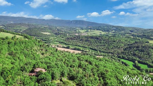 Saignon (84400) À vendre – Bien atypique avec vue imprenable, en pleine nature avec piscine