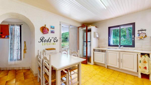 Saignon (84400) À vendre – Bien atypique avec vue imprenable, en pleine nature avec piscine