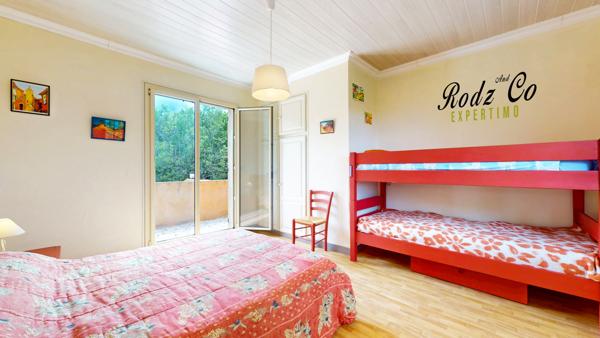 Saignon (84400) À vendre – Bien atypique avec vue imprenable, en pleine nature avec piscine