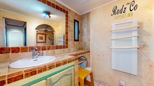 Saignon (84400) À vendre – Bien atypique avec vue imprenable, en pleine nature avec piscine