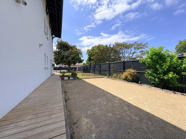Maison
         9 pièces
        - 300 m² Bien prestige 840 000 € *