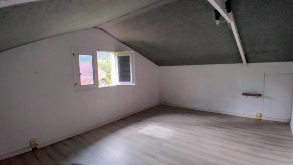 Maison F6 de 220 m² habitables avec 1 studio et 1 bungalow sur 1250 m² pour activité de location saisonnière