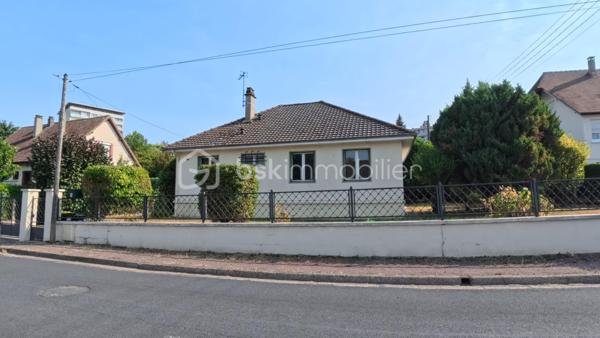 Idéalement située au calme, découvrez cette agréable maison de plain-pied de 84 m² environ, parfaitement agencée et lumineuse, implantée sur une belle parcelle arborée d'environ 604 m².
Les intérieurs :

    Entrée accueillante : Une jolie verrière fait office de sas d'entrée chaleureux et pratique avant de franchir la porte principale.

    Espace de vie : Un beau couloir avec rangements intégrés dessert un salon/séjour convivial et baigné de lumière naturelle.

    Cuisine : Une cuisine indépendante, fonctionnelle et bien séparée de la pièce de vie.

    Espace nuit : 3 chambres confortables, parfaites pour une famille ou un aménagement en bureau/chambre d'amis.

    Sanitaires : Une salle d'eau et un WC indépendant.

Les extérieurs & annexes :

    Jardin : Un terrain arboré de 604 m², sans vis-à-vis gênant, idéal pour profiter des beaux jours en famille ou entre amis.

    Stationnement & Stockage : Un grand double garage de 26 m² environ, offrant un bel espace pour vos véhicules, le bricolage ou du stockage complémentaire.

Ses atouts clés :

    Vie de plain-pied intégrale, confortable et recherchée.

    Agencement fonctionnel sans perte d'espace.

    Beau potentiel de personnalisation / rafraîchissement.

Un bien rare sur le secteur, idéal pour un premier achat ou une retraite paisible. À visiter sans tarder !