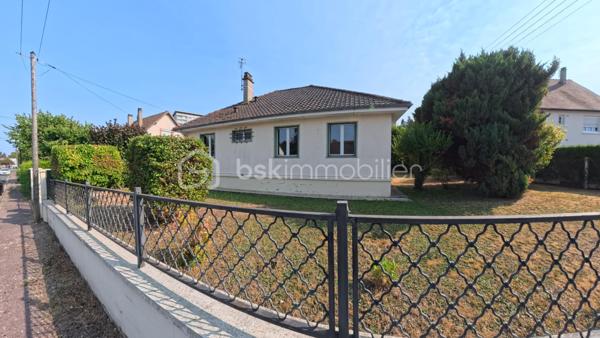 Idéalement située au calme, découvrez cette agréable maison de plain-pied de 84 m² environ, parfaitement agencée et lumineuse, implantée sur une belle parcelle arborée d'environ 604 m².
Les intérieurs :

    Entrée accueillante : Une jolie verrière fait office de sas d'entrée chaleureux et pratique avant de franchir la porte principale.

    Espace de vie : Un beau couloir avec rangements intégrés dessert un salon/séjour convivial et baigné de lumière naturelle.

    Cuisine : Une cuisine indépendante, fonctionnelle et bien séparée de la pièce de vie.

    Espace nuit : 3 chambres confortables, parfaites pour une famille ou un aménagement en bureau/chambre d'amis.

    Sanitaires : Une salle d'eau et un WC indépendant.

Les extérieurs & annexes :

    Jardin : Un terrain arboré de 604 m², sans vis-à-vis gênant, idéal pour profiter des beaux jours en famille ou entre amis.

    Stationnement & Stockage : Un grand double garage de 26 m² environ, offrant un bel espace pour vos véhicules, le bricolage ou du stockage complémentaire.

Ses atouts clés :

    Vie de plain-pied intégrale, confortable et recherchée.

    Agencement fonctionnel sans perte d'espace.

    Beau potentiel de personnalisation / rafraîchissement.

Un bien rare sur le secteur, idéal pour un premier achat ou une retraite paisible. À visiter sans tarder !