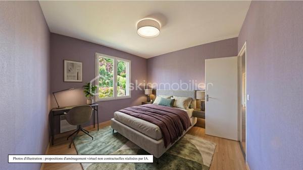 Idéalement située au calme, découvrez cette agréable maison de plain-pied de 84 m² environ, parfaitement agencée et lumineuse, implantée sur une belle parcelle arborée d'environ 604 m².
Les intérieurs :

    Entrée accueillante : Une jolie verrière fait office de sas d'entrée chaleureux et pratique avant de franchir la porte principale.

    Espace de vie : Un beau couloir avec rangements intégrés dessert un salon/séjour convivial et baigné de lumière naturelle.

    Cuisine : Une cuisine indépendante, fonctionnelle et bien séparée de la pièce de vie.

    Espace nuit : 3 chambres confortables, parfaites pour une famille ou un aménagement en bureau/chambre d'amis.

    Sanitaires : Une salle d'eau et un WC indépendant.

Les extérieurs & annexes :

    Jardin : Un terrain arboré de 604 m², sans vis-à-vis gênant, idéal pour profiter des beaux jours en famille ou entre amis.

    Stationnement & Stockage : Un grand double garage de 26 m² environ, offrant un bel espace pour vos véhicules, le bricolage ou du stockage complémentaire.

Ses atouts clés :

    Vie de plain-pied intégrale, confortable et recherchée.

    Agencement fonctionnel sans perte d'espace.

    Beau potentiel de personnalisation / rafraîchissement.

Un bien rare sur le secteur, idéal pour un premier achat ou une retraite paisible. À visiter sans tarder !