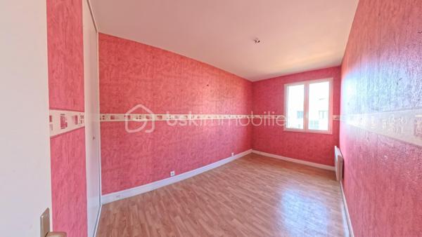 Idéalement située au calme, découvrez cette agréable maison de plain-pied de 84 m² environ, parfaitement agencée et lumineuse, implantée sur une belle parcelle arborée d'environ 604 m².
Les intérieurs :

    Entrée accueillante : Une jolie verrière fait office de sas d'entrée chaleureux et pratique avant de franchir la porte principale.

    Espace de vie : Un beau couloir avec rangements intégrés dessert un salon/séjour convivial et baigné de lumière naturelle.

    Cuisine : Une cuisine indépendante, fonctionnelle et bien séparée de la pièce de vie.

    Espace nuit : 3 chambres confortables, parfaites pour une famille ou un aménagement en bureau/chambre d'amis.

    Sanitaires : Une salle d'eau et un WC indépendant.

Les extérieurs & annexes :

    Jardin : Un terrain arboré de 604 m², sans vis-à-vis gênant, idéal pour profiter des beaux jours en famille ou entre amis.

    Stationnement & Stockage : Un grand double garage de 26 m² environ, offrant un bel espace pour vos véhicules, le bricolage ou du stockage complémentaire.

Ses atouts clés :

    Vie de plain-pied intégrale, confortable et recherchée.

    Agencement fonctionnel sans perte d'espace.

    Beau potentiel de personnalisation / rafraîchissement.

Un bien rare sur le secteur, idéal pour un premier achat ou une retraite paisible. À visiter sans tarder !