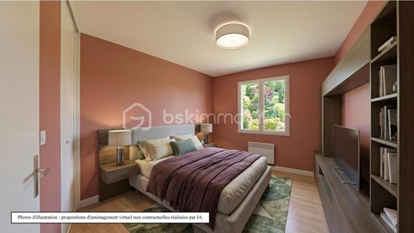 Idéalement située au calme, découvrez cette agréable maison de plain-pied de 84 m² environ, parfaitement agencée et lumineuse, implantée sur une belle parcelle arborée d'environ 604 m².
Les intérieurs :

    Entrée accueillante : Une jolie verrière fait office de sas d'entrée chaleureux et pratique avant de franchir la porte principale.

    Espace de vie : Un beau couloir avec rangements intégrés dessert un salon/séjour convivial et baigné de lumière naturelle.

    Cuisine : Une cuisine indépendante, fonctionnelle et bien séparée de la pièce de vie.

    Espace nuit : 3 chambres confortables, parfaites pour une famille ou un aménagement en bureau/chambre d'amis.

    Sanitaires : Une salle d'eau et un WC indépendant.

Les extérieurs & annexes :

    Jardin : Un terrain arboré de 604 m², sans vis-à-vis gênant, idéal pour profiter des beaux jours en famille ou entre amis.

    Stationnement & Stockage : Un grand double garage de 26 m² environ, offrant un bel espace pour vos véhicules, le bricolage ou du stockage complémentaire.

Ses atouts clés :

    Vie de plain-pied intégrale, confortable et recherchée.

    Agencement fonctionnel sans perte d'espace.

    Beau potentiel de personnalisation / rafraîchissement.

Un bien rare sur le secteur, idéal pour un premier achat ou une retraite paisible. À visiter sans tarder !