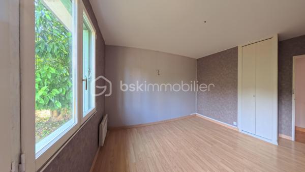 Idéalement située au calme, découvrez cette agréable maison de plain-pied de 84 m² environ, parfaitement agencée et lumineuse, implantée sur une belle parcelle arborée d'environ 604 m².
Les intérieurs :

    Entrée accueillante : Une jolie verrière fait office de sas d'entrée chaleureux et pratique avant de franchir la porte principale.

    Espace de vie : Un beau couloir avec rangements intégrés dessert un salon/séjour convivial et baigné de lumière naturelle.

    Cuisine : Une cuisine indépendante, fonctionnelle et bien séparée de la pièce de vie.

    Espace nuit : 3 chambres confortables, parfaites pour une famille ou un aménagement en bureau/chambre d'amis.

    Sanitaires : Une salle d'eau et un WC indépendant.

Les extérieurs & annexes :

    Jardin : Un terrain arboré de 604 m², sans vis-à-vis gênant, idéal pour profiter des beaux jours en famille ou entre amis.

    Stationnement & Stockage : Un grand double garage de 26 m² environ, offrant un bel espace pour vos véhicules, le bricolage ou du stockage complémentaire.

Ses atouts clés :

    Vie de plain-pied intégrale, confortable et recherchée.

    Agencement fonctionnel sans perte d'espace.

    Beau potentiel de personnalisation / rafraîchissement.

Un bien rare sur le secteur, idéal pour un premier achat ou une retraite paisible. À visiter sans tarder !