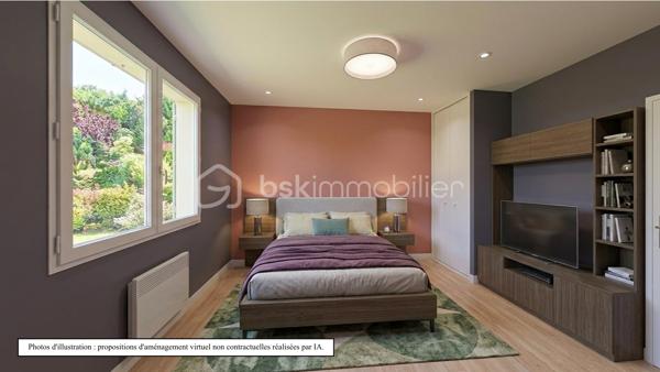 Idéalement située au calme, découvrez cette agréable maison de plain-pied de 84 m² environ, parfaitement agencée et lumineuse, implantée sur une belle parcelle arborée d'environ 604 m².
Les intérieurs :

    Entrée accueillante : Une jolie verrière fait office de sas d'entrée chaleureux et pratique avant de franchir la porte principale.

    Espace de vie : Un beau couloir avec rangements intégrés dessert un salon/séjour convivial et baigné de lumière naturelle.

    Cuisine : Une cuisine indépendante, fonctionnelle et bien séparée de la pièce de vie.

    Espace nuit : 3 chambres confortables, parfaites pour une famille ou un aménagement en bureau/chambre d'amis.

    Sanitaires : Une salle d'eau et un WC indépendant.

Les extérieurs & annexes :

    Jardin : Un terrain arboré de 604 m², sans vis-à-vis gênant, idéal pour profiter des beaux jours en famille ou entre amis.

    Stationnement & Stockage : Un grand double garage de 26 m² environ, offrant un bel espace pour vos véhicules, le bricolage ou du stockage complémentaire.

Ses atouts clés :

    Vie de plain-pied intégrale, confortable et recherchée.

    Agencement fonctionnel sans perte d'espace.

    Beau potentiel de personnalisation / rafraîchissement.

Un bien rare sur le secteur, idéal pour un premier achat ou une retraite paisible. À visiter sans tarder !