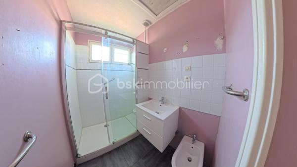 Idéalement située au calme, découvrez cette agréable maison de plain-pied de 84 m² environ, parfaitement agencée et lumineuse, implantée sur une belle parcelle arborée d'environ 604 m².
Les intérieurs :

    Entrée accueillante : Une jolie verrière fait office de sas d'entrée chaleureux et pratique avant de franchir la porte principale.

    Espace de vie : Un beau couloir avec rangements intégrés dessert un salon/séjour convivial et baigné de lumière naturelle.

    Cuisine : Une cuisine indépendante, fonctionnelle et bien séparée de la pièce de vie.

    Espace nuit : 3 chambres confortables, parfaites pour une famille ou un aménagement en bureau/chambre d'amis.

    Sanitaires : Une salle d'eau et un WC indépendant.

Les extérieurs & annexes :

    Jardin : Un terrain arboré de 604 m², sans vis-à-vis gênant, idéal pour profiter des beaux jours en famille ou entre amis.

    Stationnement & Stockage : Un grand double garage de 26 m² environ, offrant un bel espace pour vos véhicules, le bricolage ou du stockage complémentaire.

Ses atouts clés :

    Vie de plain-pied intégrale, confortable et recherchée.

    Agencement fonctionnel sans perte d'espace.

    Beau potentiel de personnalisation / rafraîchissement.

Un bien rare sur le secteur, idéal pour un premier achat ou une retraite paisible. À visiter sans tarder !
