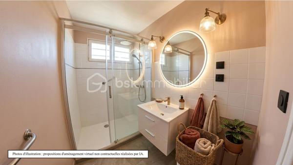 Idéalement située au calme, découvrez cette agréable maison de plain-pied de 84 m² environ, parfaitement agencée et lumineuse, implantée sur une belle parcelle arborée d'environ 604 m².
Les intérieurs :

    Entrée accueillante : Une jolie verrière fait office de sas d'entrée chaleureux et pratique avant de franchir la porte principale.

    Espace de vie : Un beau couloir avec rangements intégrés dessert un salon/séjour convivial et baigné de lumière naturelle.

    Cuisine : Une cuisine indépendante, fonctionnelle et bien séparée de la pièce de vie.

    Espace nuit : 3 chambres confortables, parfaites pour une famille ou un aménagement en bureau/chambre d'amis.

    Sanitaires : Une salle d'eau et un WC indépendant.

Les extérieurs & annexes :

    Jardin : Un terrain arboré de 604 m², sans vis-à-vis gênant, idéal pour profiter des beaux jours en famille ou entre amis.

    Stationnement & Stockage : Un grand double garage de 26 m² environ, offrant un bel espace pour vos véhicules, le bricolage ou du stockage complémentaire.

Ses atouts clés :

    Vie de plain-pied intégrale, confortable et recherchée.

    Agencement fonctionnel sans perte d'espace.

    Beau potentiel de personnalisation / rafraîchissement.

Un bien rare sur le secteur, idéal pour un premier achat ou une retraite paisible. À visiter sans tarder !