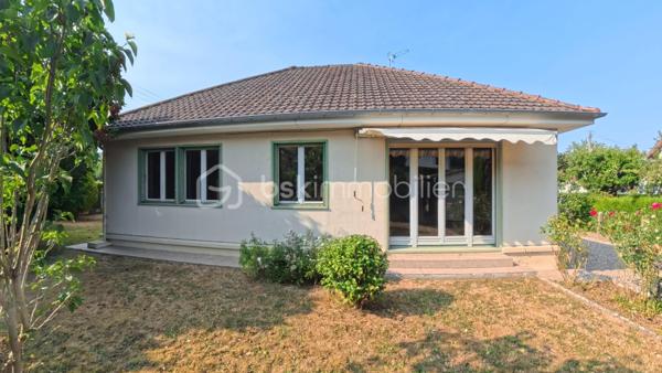 Idéalement située au calme, découvrez cette agréable maison de plain-pied de 84 m² environ, parfaitement agencée et lumineuse, implantée sur une belle parcelle arborée d'environ 604 m².
Les intérieurs :

    Entrée accueillante : Une jolie verrière fait office de sas d'entrée chaleureux et pratique avant de franchir la porte principale.

    Espace de vie : Un beau couloir avec rangements intégrés dessert un salon/séjour convivial et baigné de lumière naturelle.

    Cuisine : Une cuisine indépendante, fonctionnelle et bien séparée de la pièce de vie.

    Espace nuit : 3 chambres confortables, parfaites pour une famille ou un aménagement en bureau/chambre d'amis.

    Sanitaires : Une salle d'eau et un WC indépendant.

Les extérieurs & annexes :

    Jardin : Un terrain arboré de 604 m², sans vis-à-vis gênant, idéal pour profiter des beaux jours en famille ou entre amis.

    Stationnement & Stockage : Un grand double garage de 26 m² environ, offrant un bel espace pour vos véhicules, le bricolage ou du stockage complémentaire.

Ses atouts clés :

    Vie de plain-pied intégrale, confortable et recherchée.

    Agencement fonctionnel sans perte d'espace.

    Beau potentiel de personnalisation / rafraîchissement.

Un bien rare sur le secteur, idéal pour un premier achat ou une retraite paisible. À visiter sans tarder !