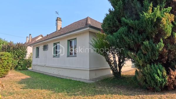 Idéalement située au calme, découvrez cette agréable maison de plain-pied de 84 m² environ, parfaitement agencée et lumineuse, implantée sur une belle parcelle arborée d'environ 604 m².
Les intérieurs :

    Entrée accueillante : Une jolie verrière fait office de sas d'entrée chaleureux et pratique avant de franchir la porte principale.

    Espace de vie : Un beau couloir avec rangements intégrés dessert un salon/séjour convivial et baigné de lumière naturelle.

    Cuisine : Une cuisine indépendante, fonctionnelle et bien séparée de la pièce de vie.

    Espace nuit : 3 chambres confortables, parfaites pour une famille ou un aménagement en bureau/chambre d'amis.

    Sanitaires : Une salle d'eau et un WC indépendant.

Les extérieurs & annexes :

    Jardin : Un terrain arboré de 604 m², sans vis-à-vis gênant, idéal pour profiter des beaux jours en famille ou entre amis.

    Stationnement & Stockage : Un grand double garage de 26 m² environ, offrant un bel espace pour vos véhicules, le bricolage ou du stockage complémentaire.

Ses atouts clés :

    Vie de plain-pied intégrale, confortable et recherchée.

    Agencement fonctionnel sans perte d'espace.

    Beau potentiel de personnalisation / rafraîchissement.

Un bien rare sur le secteur, idéal pour un premier achat ou une retraite paisible. À visiter sans tarder !