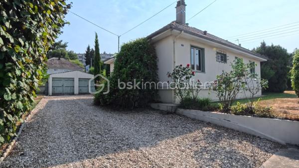 Idéalement située au calme, découvrez cette agréable maison de plain-pied de 84 m² environ, parfaitement agencée et lumineuse, implantée sur une belle parcelle arborée d'environ 604 m².
Les intérieurs :

    Entrée accueillante : Une jolie verrière fait office de sas d'entrée chaleureux et pratique avant de franchir la porte principale.

    Espace de vie : Un beau couloir avec rangements intégrés dessert un salon/séjour convivial et baigné de lumière naturelle.

    Cuisine : Une cuisine indépendante, fonctionnelle et bien séparée de la pièce de vie.

    Espace nuit : 3 chambres confortables, parfaites pour une famille ou un aménagement en bureau/chambre d'amis.

    Sanitaires : Une salle d'eau et un WC indépendant.

Les extérieurs & annexes :

    Jardin : Un terrain arboré de 604 m², sans vis-à-vis gênant, idéal pour profiter des beaux jours en famille ou entre amis.

    Stationnement & Stockage : Un grand double garage de 26 m² environ, offrant un bel espace pour vos véhicules, le bricolage ou du stockage complémentaire.

Ses atouts clés :

    Vie de plain-pied intégrale, confortable et recherchée.

    Agencement fonctionnel sans perte d'espace.

    Beau potentiel de personnalisation / rafraîchissement.

Un bien rare sur le secteur, idéal pour un premier achat ou une retraite paisible. À visiter sans tarder !