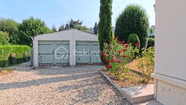 Idéalement située au calme, découvrez cette agréable maison de plain-pied de 84 m² environ, parfaitement agencée et lumineuse, implantée sur une belle parcelle arborée d'environ 604 m².
Les intérieurs :

    Entrée accueillante : Une jolie verrière fait office de sas d'entrée chaleureux et pratique avant de franchir la porte principale.

    Espace de vie : Un beau couloir avec rangements intégrés dessert un salon/séjour convivial et baigné de lumière naturelle.

    Cuisine : Une cuisine indépendante, fonctionnelle et bien séparée de la pièce de vie.

    Espace nuit : 3 chambres confortables, parfaites pour une famille ou un aménagement en bureau/chambre d'amis.

    Sanitaires : Une salle d'eau et un WC indépendant.

Les extérieurs & annexes :

    Jardin : Un terrain arboré de 604 m², sans vis-à-vis gênant, idéal pour profiter des beaux jours en famille ou entre amis.

    Stationnement & Stockage : Un grand double garage de 26 m² environ, offrant un bel espace pour vos véhicules, le bricolage ou du stockage complémentaire.

Ses atouts clés :

    Vie de plain-pied intégrale, confortable et recherchée.

    Agencement fonctionnel sans perte d'espace.

    Beau potentiel de personnalisation / rafraîchissement.

Un bien rare sur le secteur, idéal pour un premier achat ou une retraite paisible. À visiter sans tarder !
