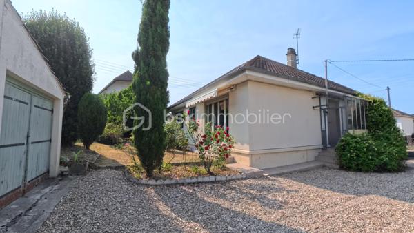 Idéalement située au calme, découvrez cette agréable maison de plain-pied de 84 m² environ, parfaitement agencée et lumineuse, implantée sur une belle parcelle arborée d'environ 604 m².
Les intérieurs :

    Entrée accueillante : Une jolie verrière fait office de sas d'entrée chaleureux et pratique avant de franchir la porte principale.

    Espace de vie : Un beau couloir avec rangements intégrés dessert un salon/séjour convivial et baigné de lumière naturelle.

    Cuisine : Une cuisine indépendante, fonctionnelle et bien séparée de la pièce de vie.

    Espace nuit : 3 chambres confortables, parfaites pour une famille ou un aménagement en bureau/chambre d'amis.

    Sanitaires : Une salle d'eau et un WC indépendant.

Les extérieurs & annexes :

    Jardin : Un terrain arboré de 604 m², sans vis-à-vis gênant, idéal pour profiter des beaux jours en famille ou entre amis.

    Stationnement & Stockage : Un grand double garage de 26 m² environ, offrant un bel espace pour vos véhicules, le bricolage ou du stockage complémentaire.

Ses atouts clés :

    Vie de plain-pied intégrale, confortable et recherchée.

    Agencement fonctionnel sans perte d'espace.

    Beau potentiel de personnalisation / rafraîchissement.

Un bien rare sur le secteur, idéal pour un premier achat ou une retraite paisible. À visiter sans tarder !