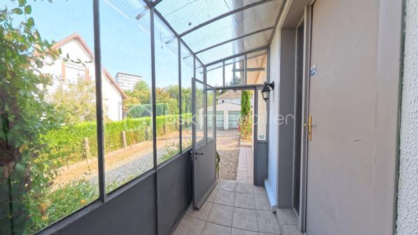 Idéalement située au calme, découvrez cette agréable maison de plain-pied de 84 m² environ, parfaitement agencée et lumineuse, implantée sur une belle parcelle arborée d'environ 604 m².
Les intérieurs :

    Entrée accueillante : Une jolie verrière fait office de sas d'entrée chaleureux et pratique avant de franchir la porte principale.

    Espace de vie : Un beau couloir avec rangements intégrés dessert un salon/séjour convivial et baigné de lumière naturelle.

    Cuisine : Une cuisine indépendante, fonctionnelle et bien séparée de la pièce de vie.

    Espace nuit : 3 chambres confortables, parfaites pour une famille ou un aménagement en bureau/chambre d'amis.

    Sanitaires : Une salle d'eau et un WC indépendant.

Les extérieurs & annexes :

    Jardin : Un terrain arboré de 604 m², sans vis-à-vis gênant, idéal pour profiter des beaux jours en famille ou entre amis.

    Stationnement & Stockage : Un grand double garage de 26 m² environ, offrant un bel espace pour vos véhicules, le bricolage ou du stockage complémentaire.

Ses atouts clés :

    Vie de plain-pied intégrale, confortable et recherchée.

    Agencement fonctionnel sans perte d'espace.

    Beau potentiel de personnalisation / rafraîchissement.

Un bien rare sur le secteur, idéal pour un premier achat ou une retraite paisible. À visiter sans tarder !