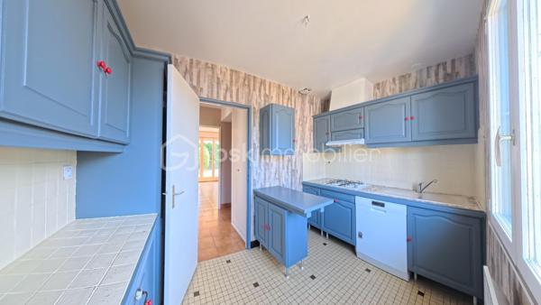 Idéalement située au calme, découvrez cette agréable maison de plain-pied de 84 m² environ, parfaitement agencée et lumineuse, implantée sur une belle parcelle arborée d'environ 604 m².
Les intérieurs :

    Entrée accueillante : Une jolie verrière fait office de sas d'entrée chaleureux et pratique avant de franchir la porte principale.

    Espace de vie : Un beau couloir avec rangements intégrés dessert un salon/séjour convivial et baigné de lumière naturelle.

    Cuisine : Une cuisine indépendante, fonctionnelle et bien séparée de la pièce de vie.

    Espace nuit : 3 chambres confortables, parfaites pour une famille ou un aménagement en bureau/chambre d'amis.

    Sanitaires : Une salle d'eau et un WC indépendant.

Les extérieurs & annexes :

    Jardin : Un terrain arboré de 604 m², sans vis-à-vis gênant, idéal pour profiter des beaux jours en famille ou entre amis.

    Stationnement & Stockage : Un grand double garage de 26 m² environ, offrant un bel espace pour vos véhicules, le bricolage ou du stockage complémentaire.

Ses atouts clés :

    Vie de plain-pied intégrale, confortable et recherchée.

    Agencement fonctionnel sans perte d'espace.

    Beau potentiel de personnalisation / rafraîchissement.

Un bien rare sur le secteur, idéal pour un premier achat ou une retraite paisible. À visiter sans tarder !
