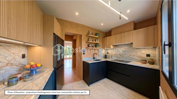 Idéalement située au calme, découvrez cette agréable maison de plain-pied de 84 m² environ, parfaitement agencée et lumineuse, implantée sur une belle parcelle arborée d'environ 604 m².
Les intérieurs :

    Entrée accueillante : Une jolie verrière fait office de sas d'entrée chaleureux et pratique avant de franchir la porte principale.

    Espace de vie : Un beau couloir avec rangements intégrés dessert un salon/séjour convivial et baigné de lumière naturelle.

    Cuisine : Une cuisine indépendante, fonctionnelle et bien séparée de la pièce de vie.

    Espace nuit : 3 chambres confortables, parfaites pour une famille ou un aménagement en bureau/chambre d'amis.

    Sanitaires : Une salle d'eau et un WC indépendant.

Les extérieurs & annexes :

    Jardin : Un terrain arboré de 604 m², sans vis-à-vis gênant, idéal pour profiter des beaux jours en famille ou entre amis.

    Stationnement & Stockage : Un grand double garage de 26 m² environ, offrant un bel espace pour vos véhicules, le bricolage ou du stockage complémentaire.

Ses atouts clés :

    Vie de plain-pied intégrale, confortable et recherchée.

    Agencement fonctionnel sans perte d'espace.

    Beau potentiel de personnalisation / rafraîchissement.

Un bien rare sur le secteur, idéal pour un premier achat ou une retraite paisible. À visiter sans tarder !