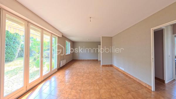 Idéalement située au calme, découvrez cette agréable maison de plain-pied de 84 m² environ, parfaitement agencée et lumineuse, implantée sur une belle parcelle arborée d'environ 604 m².
Les intérieurs :

    Entrée accueillante : Une jolie verrière fait office de sas d'entrée chaleureux et pratique avant de franchir la porte principale.

    Espace de vie : Un beau couloir avec rangements intégrés dessert un salon/séjour convivial et baigné de lumière naturelle.

    Cuisine : Une cuisine indépendante, fonctionnelle et bien séparée de la pièce de vie.

    Espace nuit : 3 chambres confortables, parfaites pour une famille ou un aménagement en bureau/chambre d'amis.

    Sanitaires : Une salle d'eau et un WC indépendant.

Les extérieurs & annexes :

    Jardin : Un terrain arboré de 604 m², sans vis-à-vis gênant, idéal pour profiter des beaux jours en famille ou entre amis.

    Stationnement & Stockage : Un grand double garage de 26 m² environ, offrant un bel espace pour vos véhicules, le bricolage ou du stockage complémentaire.

Ses atouts clés :

    Vie de plain-pied intégrale, confortable et recherchée.

    Agencement fonctionnel sans perte d'espace.

    Beau potentiel de personnalisation / rafraîchissement.

Un bien rare sur le secteur, idéal pour un premier achat ou une retraite paisible. À visiter sans tarder !