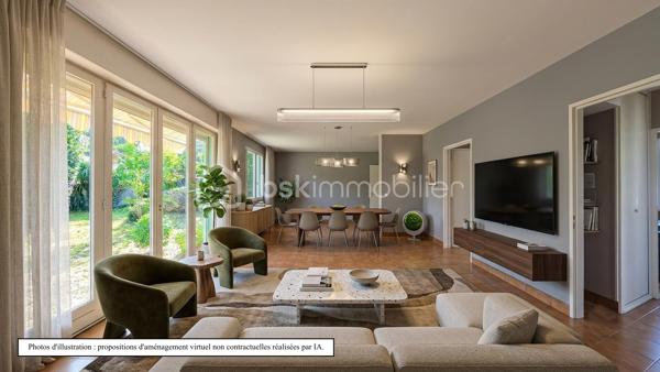 Idéalement située au calme, découvrez cette agréable maison de plain-pied de 84 m² environ, parfaitement agencée et lumineuse, implantée sur une belle parcelle arborée d'environ 604 m².
Les intérieurs :

    Entrée accueillante : Une jolie verrière fait office de sas d'entrée chaleureux et pratique avant de franchir la porte principale.

    Espace de vie : Un beau couloir avec rangements intégrés dessert un salon/séjour convivial et baigné de lumière naturelle.

    Cuisine : Une cuisine indépendante, fonctionnelle et bien séparée de la pièce de vie.

    Espace nuit : 3 chambres confortables, parfaites pour une famille ou un aménagement en bureau/chambre d'amis.

    Sanitaires : Une salle d'eau et un WC indépendant.

Les extérieurs & annexes :

    Jardin : Un terrain arboré de 604 m², sans vis-à-vis gênant, idéal pour profiter des beaux jours en famille ou entre amis.

    Stationnement & Stockage : Un grand double garage de 26 m² environ, offrant un bel espace pour vos véhicules, le bricolage ou du stockage complémentaire.

Ses atouts clés :

    Vie de plain-pied intégrale, confortable et recherchée.

    Agencement fonctionnel sans perte d'espace.

    Beau potentiel de personnalisation / rafraîchissement.

Un bien rare sur le secteur, idéal pour un premier achat ou une retraite paisible. À visiter sans tarder !