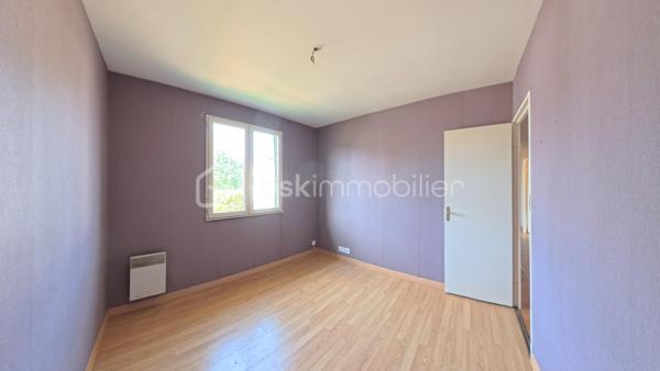 Idéalement située au calme, découvrez cette agréable maison de plain-pied de 84 m² environ, parfaitement agencée et lumineuse, implantée sur une belle parcelle arborée d'environ 604 m².
Les intérieurs :

    Entrée accueillante : Une jolie verrière fait office de sas d'entrée chaleureux et pratique avant de franchir la porte principale.

    Espace de vie : Un beau couloir avec rangements intégrés dessert un salon/séjour convivial et baigné de lumière naturelle.

    Cuisine : Une cuisine indépendante, fonctionnelle et bien séparée de la pièce de vie.

    Espace nuit : 3 chambres confortables, parfaites pour une famille ou un aménagement en bureau/chambre d'amis.

    Sanitaires : Une salle d'eau et un WC indépendant.

Les extérieurs & annexes :

    Jardin : Un terrain arboré de 604 m², sans vis-à-vis gênant, idéal pour profiter des beaux jours en famille ou entre amis.

    Stationnement & Stockage : Un grand double garage de 26 m² environ, offrant un bel espace pour vos véhicules, le bricolage ou du stockage complémentaire.

Ses atouts clés :

    Vie de plain-pied intégrale, confortable et recherchée.

    Agencement fonctionnel sans perte d'espace.

    Beau potentiel de personnalisation / rafraîchissement.

Un bien rare sur le secteur, idéal pour un premier achat ou une retraite paisible. À visiter sans tarder !
