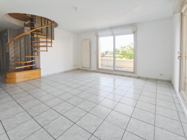 Duplex d'exception – 140 m² habitables (172 m² au sol) – Terrasse, garage, parking – Secteur Mongré